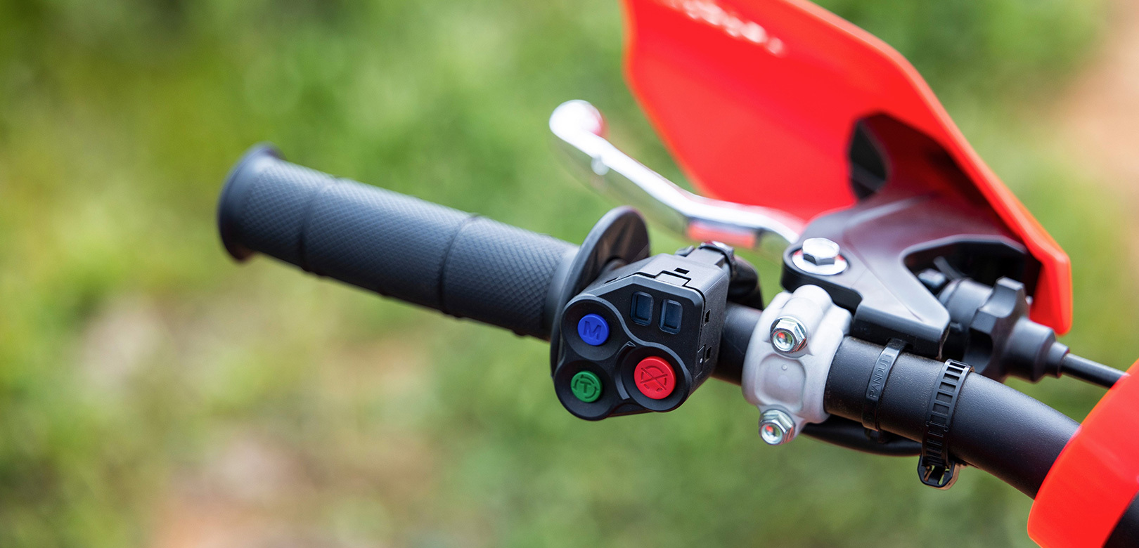 25YM-CRF250RX_Features_Contoljpg_1