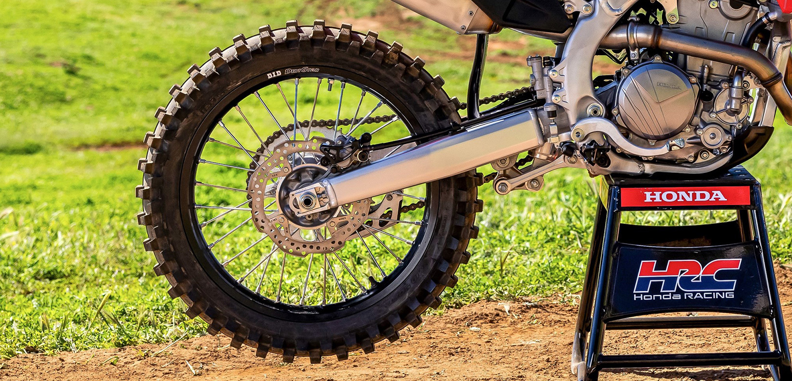 25YM-CRF250R_Features_Controljpg_1