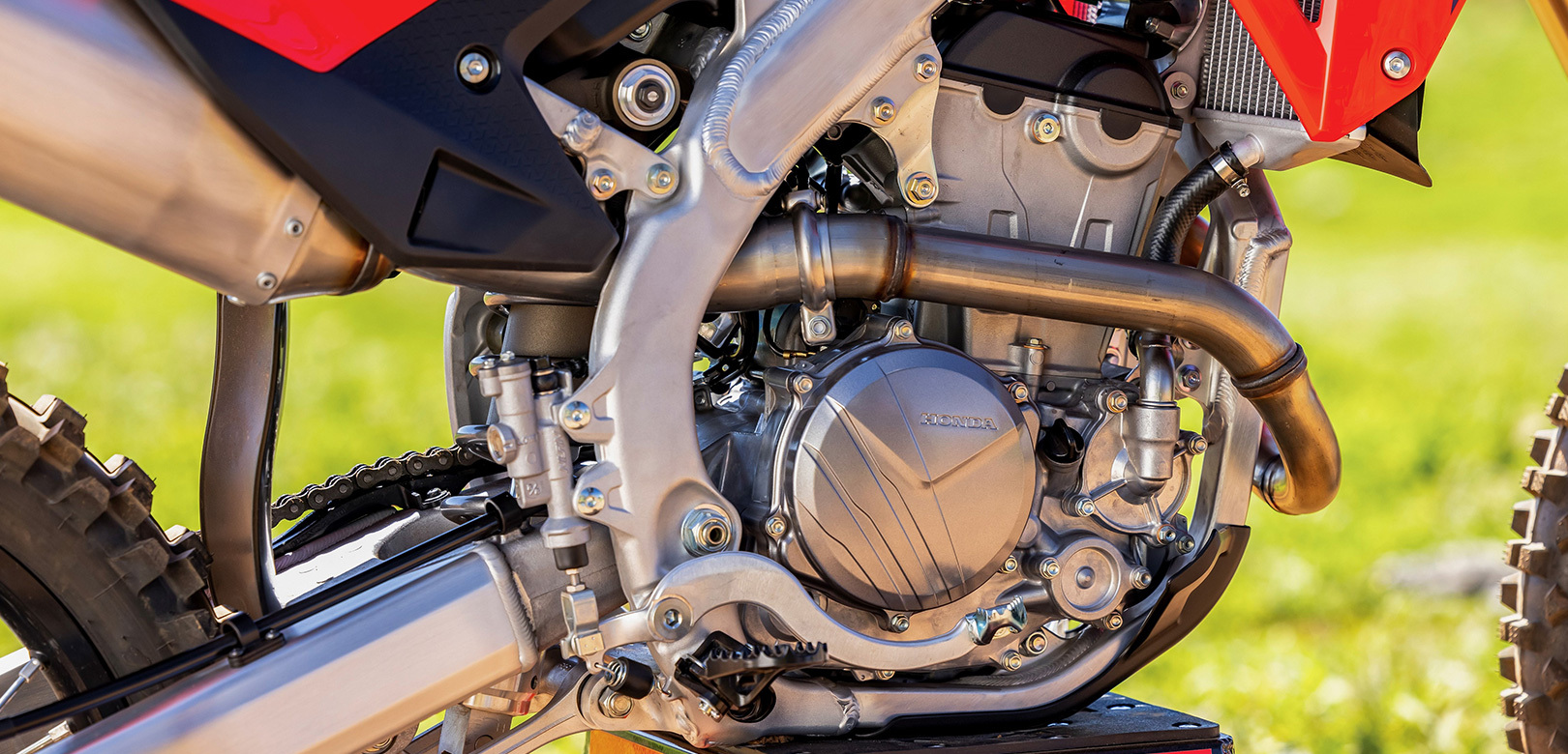 25YM-CRF250R_Features_Performancejpg_1